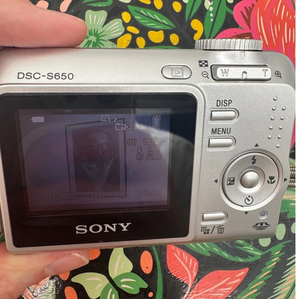 Sony Cyber-shot DSC-S650 7.2MP Digital Camera Silver 3x Optical Zoom Y2K Vtg Box